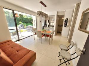 a living room with a couch and a table and chairs at F111- Apartamento cerca al Club Campestre con piscina in La Tebaida