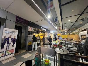 シャー・アラムにあるAlysa Homestay Vista Alamの店内に人が立っている店