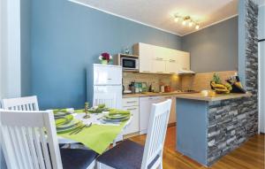 Kuchyňa alebo kuchynka v ubytovaní 2 Bedroom Awesome Apartment In Krasica