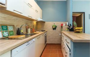Kuchyňa alebo kuchynka v ubytovaní 2 Bedroom Awesome Apartment In Krasica