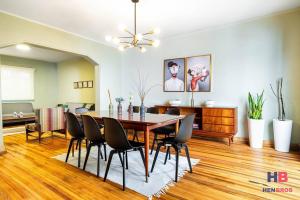 Un comedor con mesa y sillas en Hermosa Casa Remodelada con Terraza privada, en Ciudad de México