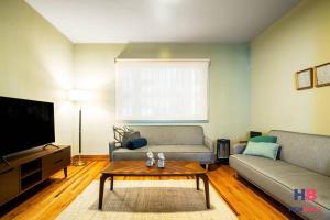 Una sala de estar con un sofá y una mesa de café. en Hermosa Casa Remodelada con Terraza privada, en Ciudad de México