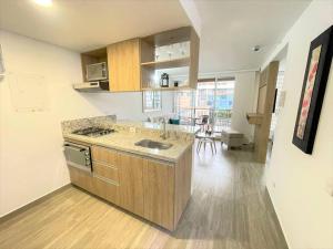 una cocina con fregadero y encimera en M510- Apartaestudio en Av19 Norte con parqueadero, en Armenia
