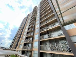 Un gran edificio de apartamentos con balcones a los lados. en M510- Apartaestudio en Av19 Norte con parqueadero, en Armenia