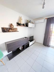 a living room with a tv on the wall at Apartamento de 3 habitaciones en el centro in L'Escala