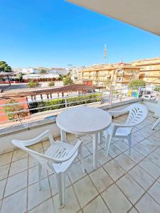 a table and chairs on a balcony with a view at Apartamento de 3 habitaciones en el centro in L'Escala