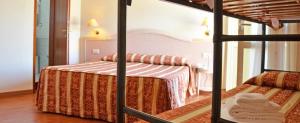 フランカヴィッラ・アル・マーレにあるHotel Coralloのベッドルーム1室(ベッド1台、二段ベッド1組付)