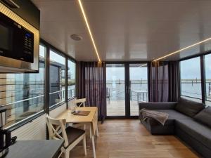 Ruang duduk di Hausboot Fjord del Sol Solarboot mit Biosauna in Wendtorf