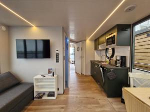 Dapur atau dapur kecil di Hausboot Fjord del Sol Solarboot mit Biosauna in Wendtorf