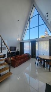 una sala de estar con un sofá y una mesa en AGrey frame Residence Villas, en Bucarest