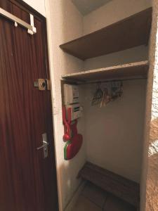 a room with a closet with a red guitar in it at Appart Cosy 4 Personnes - Ski aux Pieds, Les Orres in Les Orres