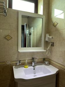 Bilik mandi di Hotel in Bakuriani