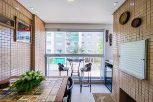 eine Küche mit Tisch und Stühlen und einem Fenster in der Unterkunft LINDO APARTAMENTO NOVO PARA 6 PESSOAS EM PALMAS. in Governador Celso Ramos + 46 Fotos