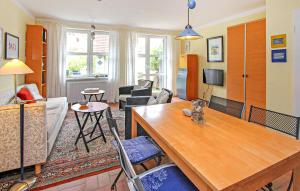 una sala de estar con una mesa y un sofá en Ferienwohnung Prerow Ostseebad, en Prerow