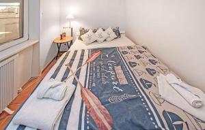 Un dormitorio con una cama con una manta encima. en Ferienwohnung Prerow Ostseebad, en Prerow 7 fotos más
