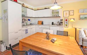 Una cocina con una mesa de madera y un comedor. en Ferienwohnung Prerow Ostseebad, en Prerow