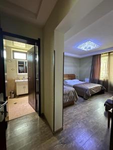 Katil atau katil-katil dalam bilik di Hotel in Bakuriani