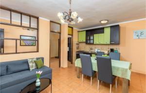 Kuchyň nebo kuchyňský kout v ubytování Pet Friendly Home In Bonasini