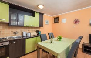 Kuchyň nebo kuchyňský kout v ubytování Pet Friendly Home In Bonasini