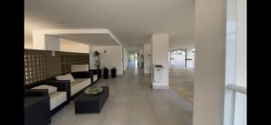 ein Wohnzimmer mit Sofa und Tisch in der Unterkunft LINDO APARTAMENTO NOVO PARA 6 PESSOAS EM PALMAS. in Governador Celso Ramos