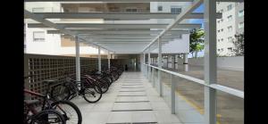 eine Reihe von Fahrrädern, die in einem Gebäude geparkt sind in der Unterkunft LINDO APARTAMENTO NOVO PARA 6 PESSOAS EM PALMAS. in Governador Celso Ramos