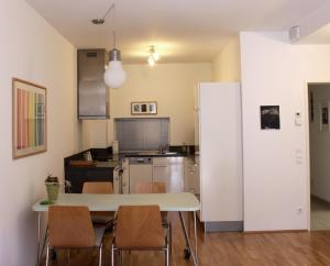 cocina con mesa y sillas en una habitación en Art Apartment Scharitzerstraße, en Linz