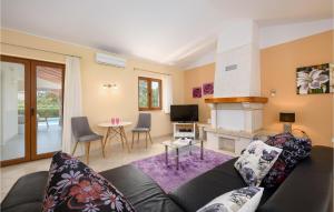 Telewizja i/lub zestaw kina domowego w obiekcie Three-Bedroom Holiday Home In Kmacici