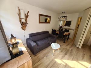 a living room with a couch and a table at Appt Cosy au centre Chamonix in Chamonix
