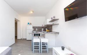 Kuchyň nebo kuchyňský kout v ubytování 2 Bedroom Cozy Apartment In Smrika