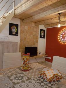 a living room with a table and a desk with a computer at Vicolo San Paolo in Palazzolo Acreide