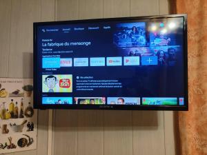 a flat screen tv hanging on a wall at Appart Cosy 4 Personnes - Ski aux Pieds, Les Orres in Les Orres