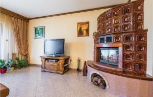 TV a/nebo společenská místnost v ubytování 3 Bedroom Amazing Home In Jurdani