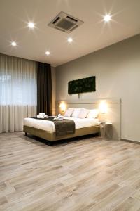 - une chambre avec un grand lit et du parquet dans l'établissement Borghetto Guest House, à Rome