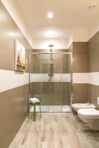 Un baño con ducha, inodoro y lavabo. en Borghetto Guest House, en Roma