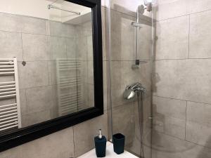 a bathroom with a shower with a mirror and a sink at Résidence Le Pédrou - maeva Home - Appartement 2 pièces 4 personnes - Sélection MAE-8531 in Font Romeu Odeillo Via +17 photos