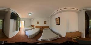 Posteľ alebo postele v izbe v ubytovaní Hostal Infantes