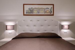 A bed or beds in a room at Lory House