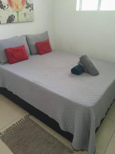 un letto con due cuscini sopra di Serenity 905 a Durban