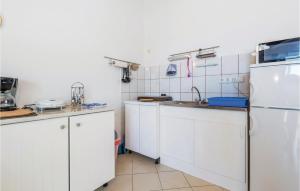 Kuchyň nebo kuchyňský kout v ubytování Nice Apartment In Rab With Kitchen