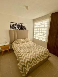 a bedroom with a bed and a window at Rincón ámbar in San Carlos
