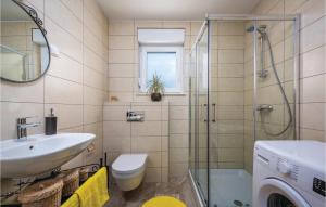 Koupelna v ubytování Two-Bedroom Holiday Home In Rakotule