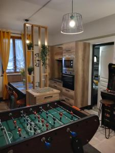 a kitchen with a pool table in a living room at Les Loges Du Théatre 160m2 PRIVÉ 14 personnes MAX tout équipé a 200m de l'AVENUE DE CHAMPAGNE et toutes commodités DEGUSTATION CHAMPAGNE OFFERTE jacuzzi sauna jeux velos EMPLACEMENT EXCEPTIONNEL et CHIC in Épernay