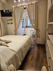 a bedroom with a bed and a kitchen with a table at Piccolo Cottage Country Oasi di Pace in Collesalvetti