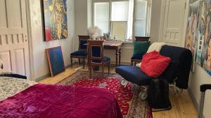 Posezení v ubytování Art gallery room with own entrance at the centre of Helsinki