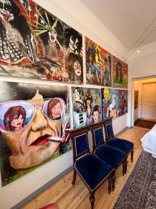 Posezení v ubytování Art gallery room with own entrance at the centre of Helsinki