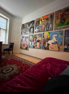 Posezení v ubytování Art gallery room with own entrance at the centre of Helsinki
