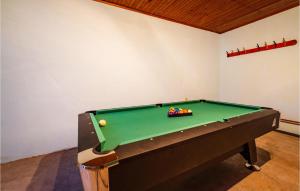 Biliár nebo kulečník v ubytování Five-Bedroom Holiday Home In Suhovare