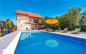 Bazén v ubytování Five-Bedroom Holiday Home In Suhovare nebo v jeho okolí