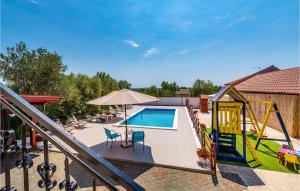 Bazén v ubytování Five-Bedroom Holiday Home In Suhovare nebo v jeho okolí