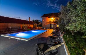 Bazén v ubytování Five-Bedroom Holiday Home In Suhovare nebo v jeho okolí